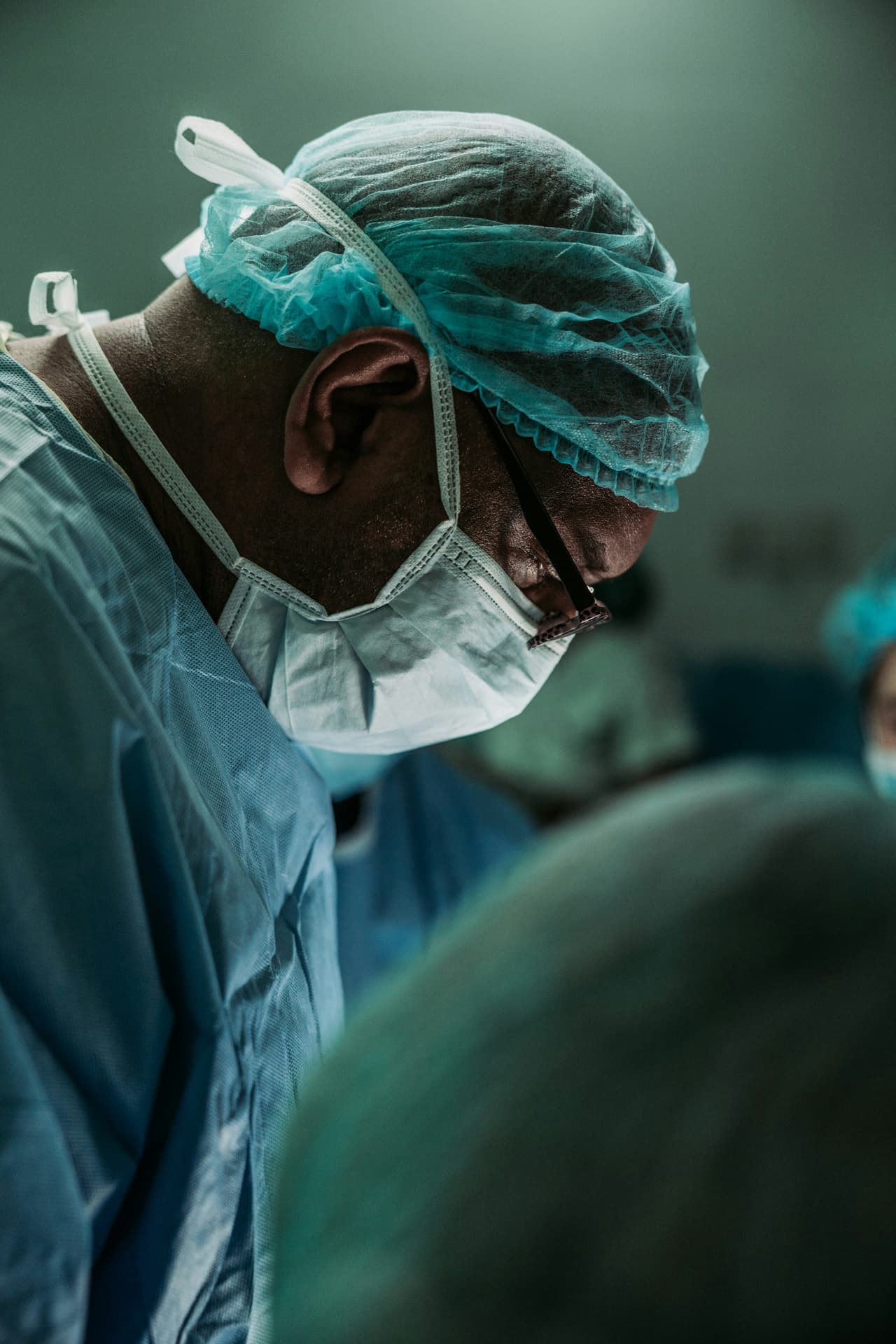 Médico intensivista na beira do leito em ambiente de terapia intensiva